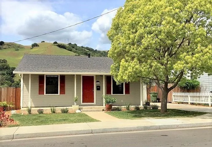 38049 Canyon Heights Dr — Photo 1