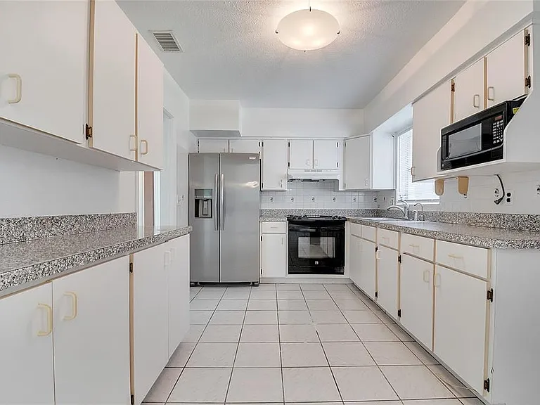 1040 San Luis Dr — Photo 10