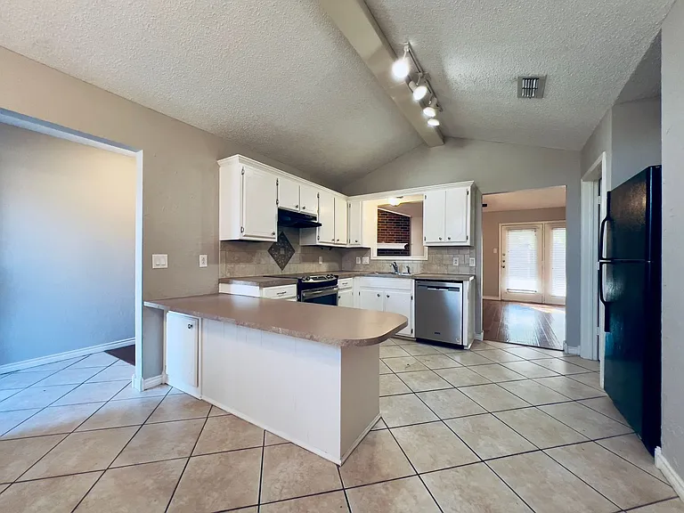 6904 Genoa Ave — Photo 5