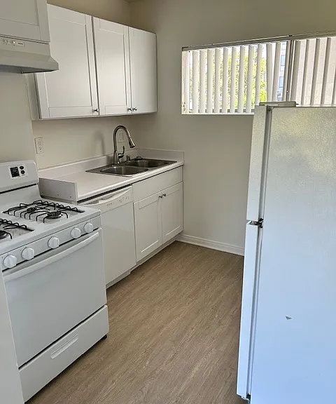 Rossmore Apartments — Photo 8