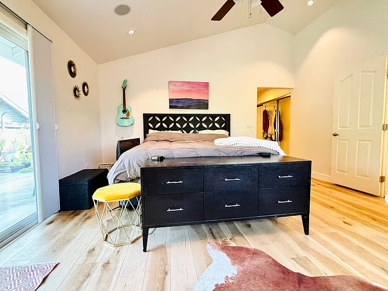 555 Reddington Dr — Photo 14
