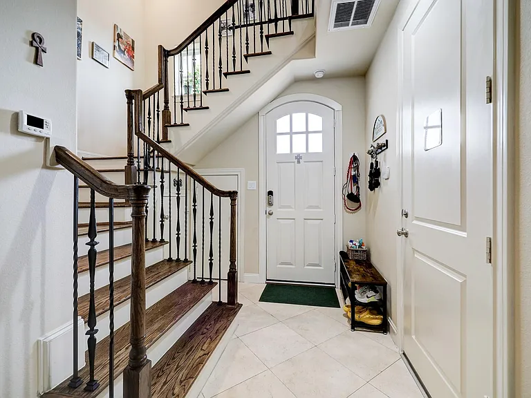8932 Lakeshore Bend Dr — Photo 3
