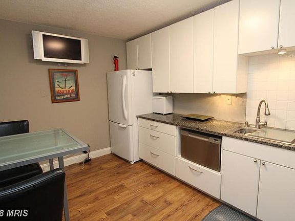 3rd image of 203 Yoakum Py #903