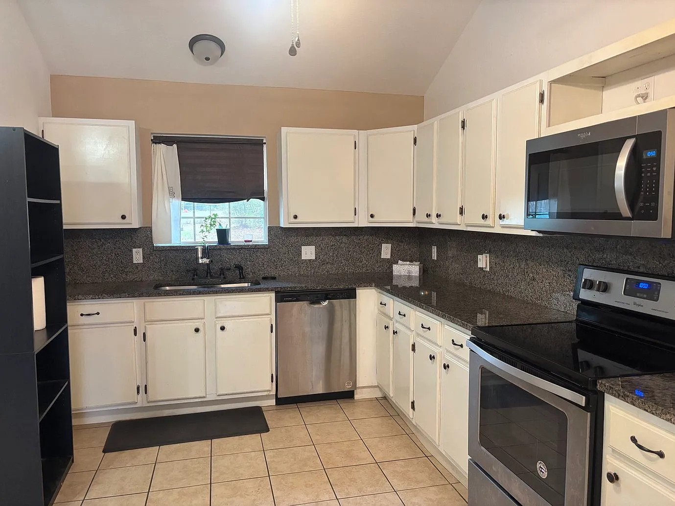 3 bed, 1280 sqft, $1,800 — Photo 2