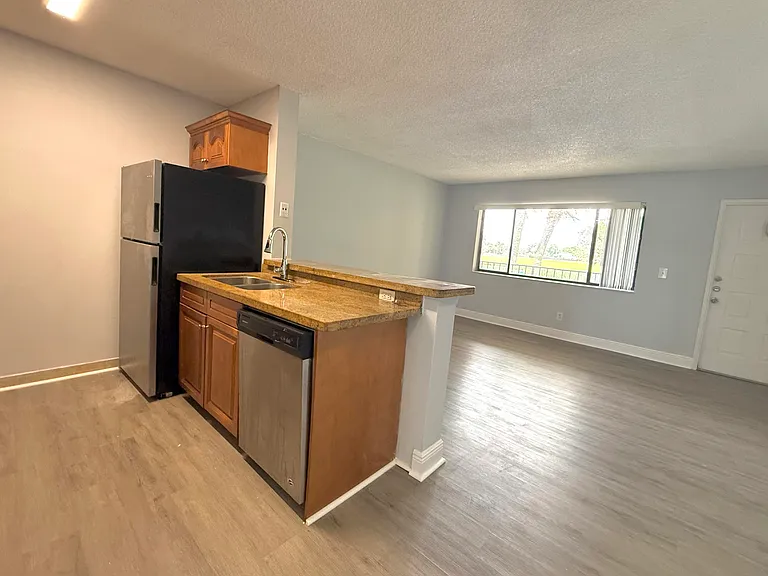 1722 Meadows Cir #W — Photo 6