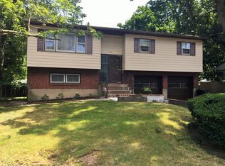 27 Anna St, Bay Shore, NY 11706