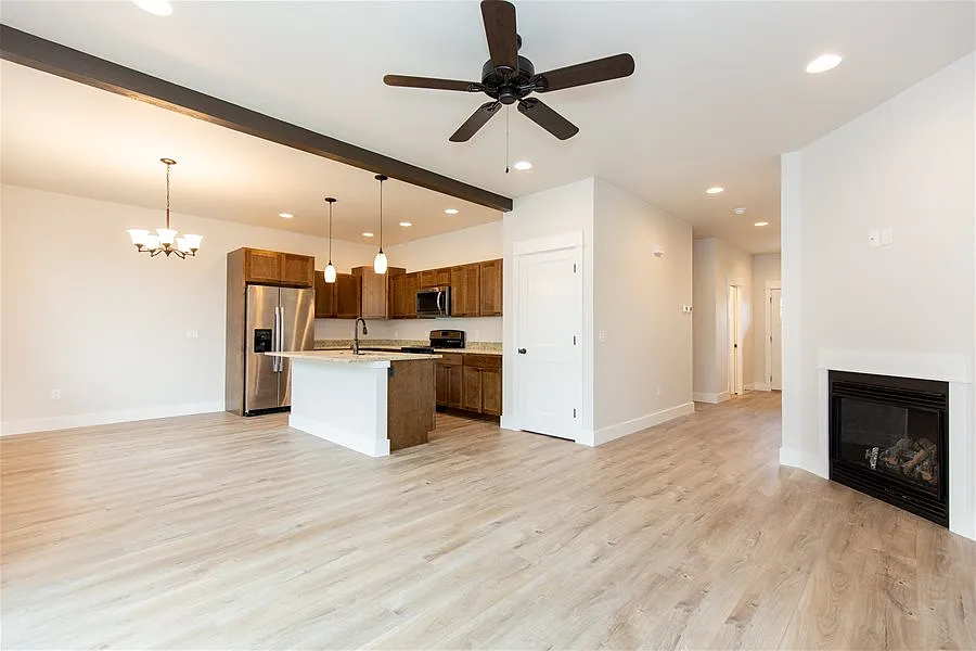 3 bed, 2.5 bath, 1635 sqft, $2,000 — Photo 4