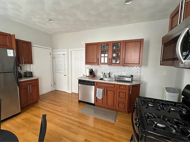 166 Glen St #1 — Photo 5