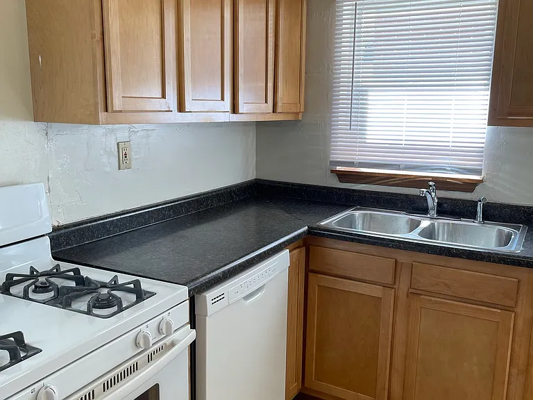 523 E Burlington St #2 — Photo 3