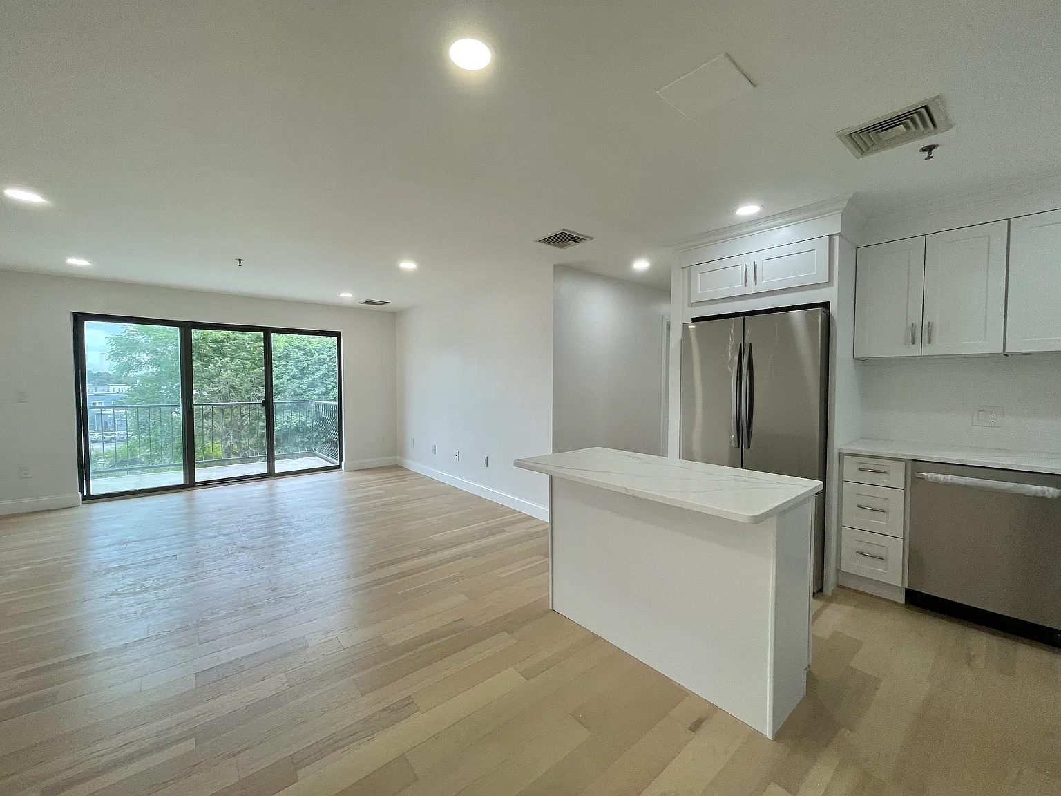 2 bed, 972 sqft, $3,100 — Photo 3