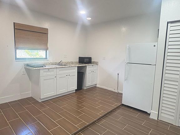 4th image of 403 Hollywood St