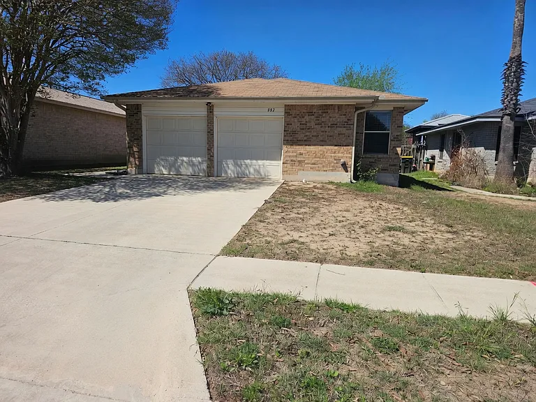 882 Garden Cir — Photo 2