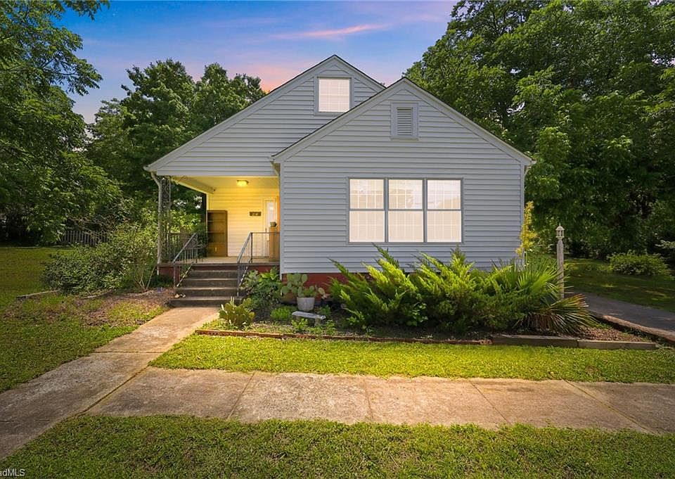 1st image of 214 Hawthorne Ln