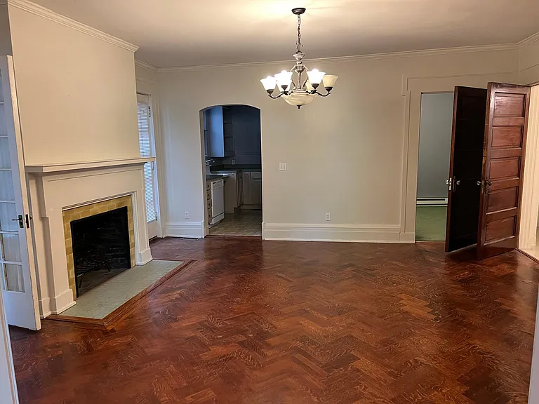 922 W Berry St — Photo 19