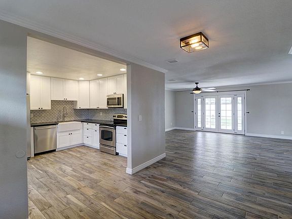 4th image of 8125 E Clarendon Ave