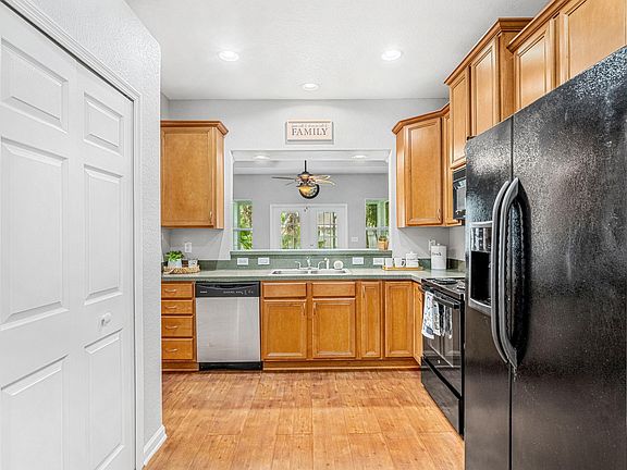5th image of 599 Jewell St SE