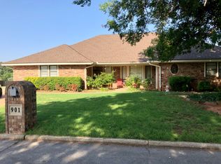 901 Camelot Dr, Clinton, OK 73601