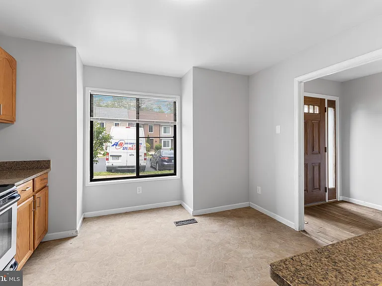 2813 Cambridge Dr — Photo 4