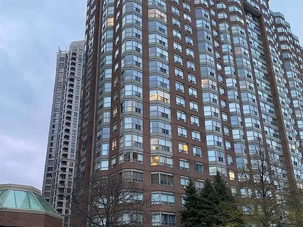 325 Webb Dr #808, Mississauga, ON L5B 3Z9