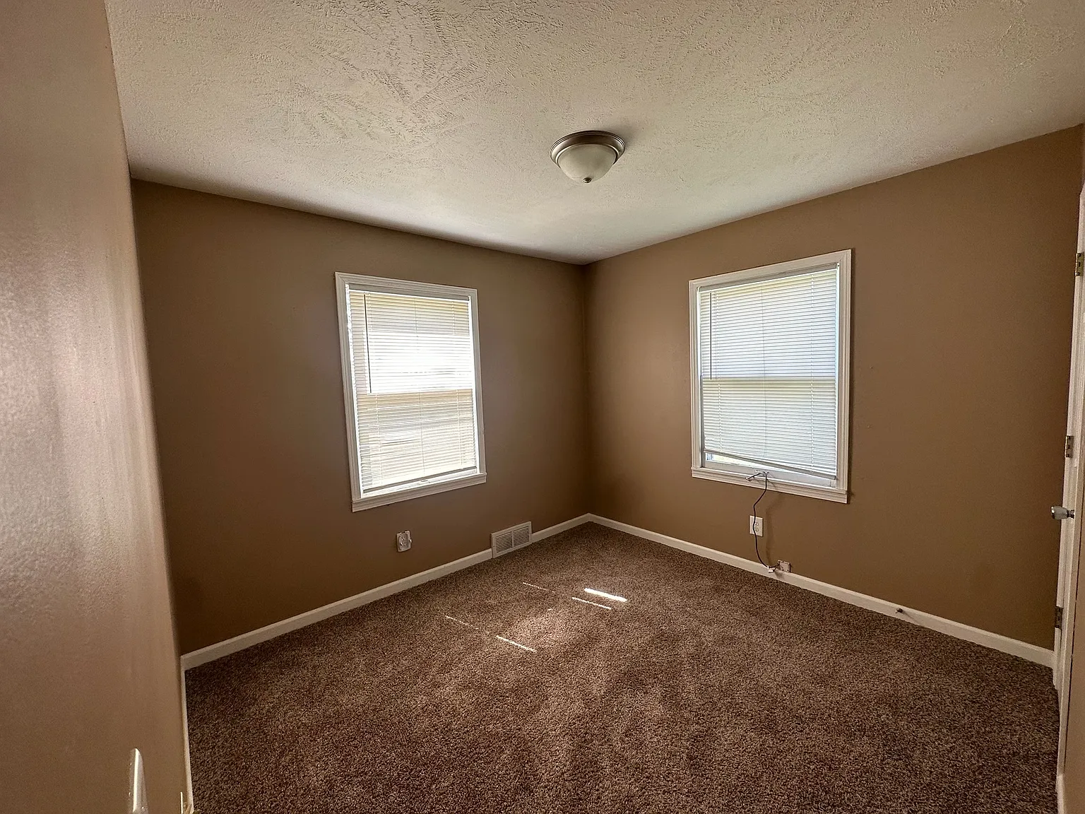3 bed, 864 sqft, $1,300 — Photo 4