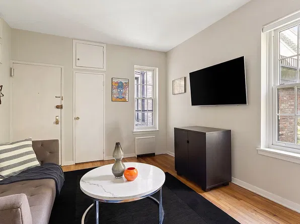 345 W 21st St APT 4B, New York, NY 10011