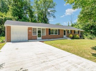 3035 Ridgemeadow Dr, Winston Salem, NC 27127