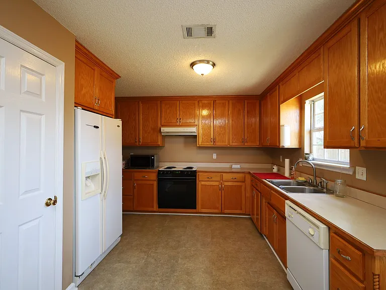 134 Pecan St — Photo 3