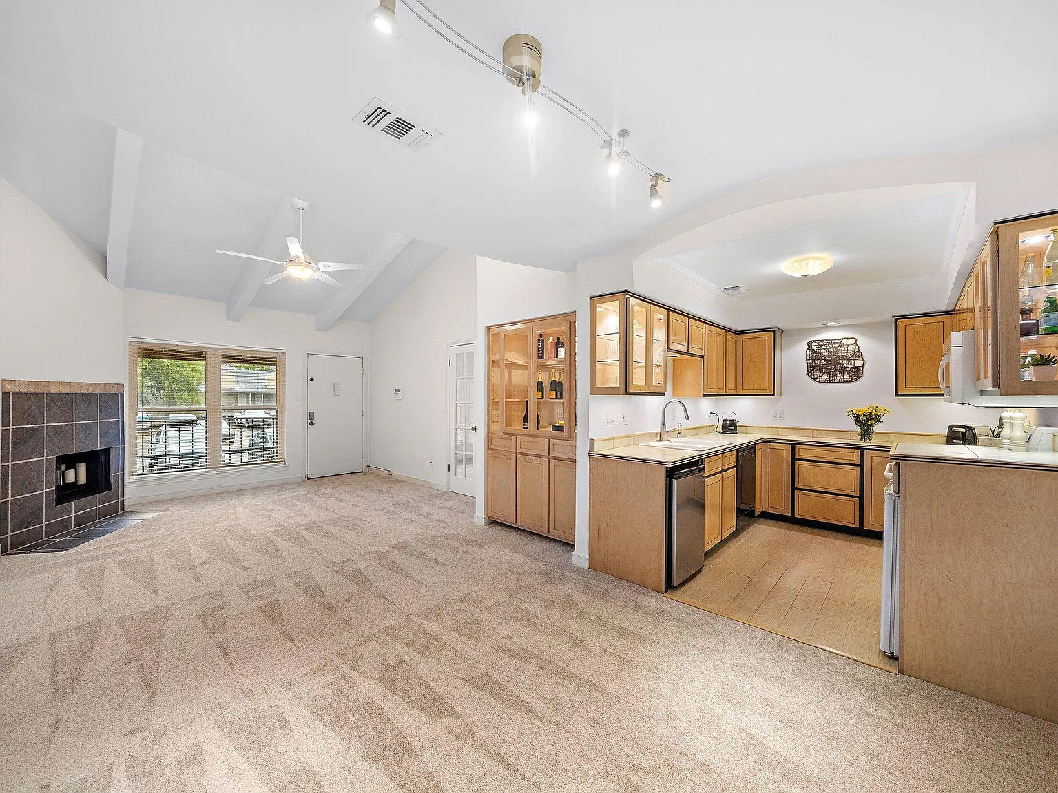 2 bed, 1014 sqft, $1,695 — Photo 4