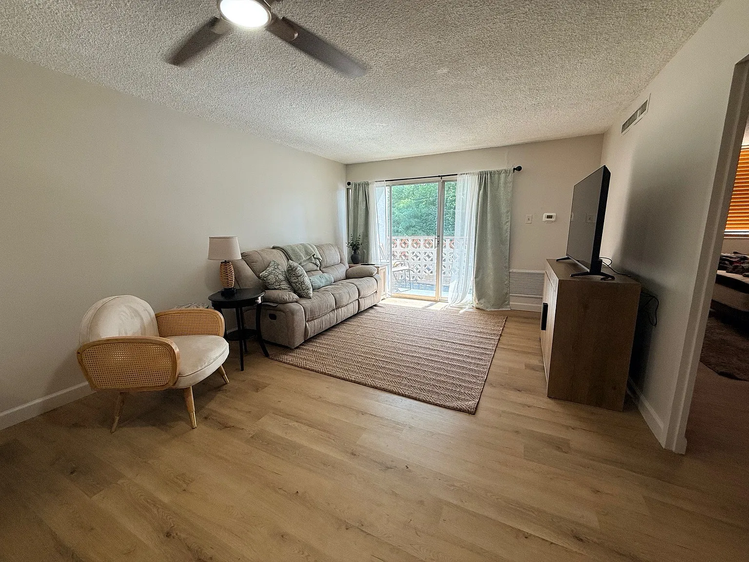 1 bed, 617 sqft, $1,100 — Photo 2