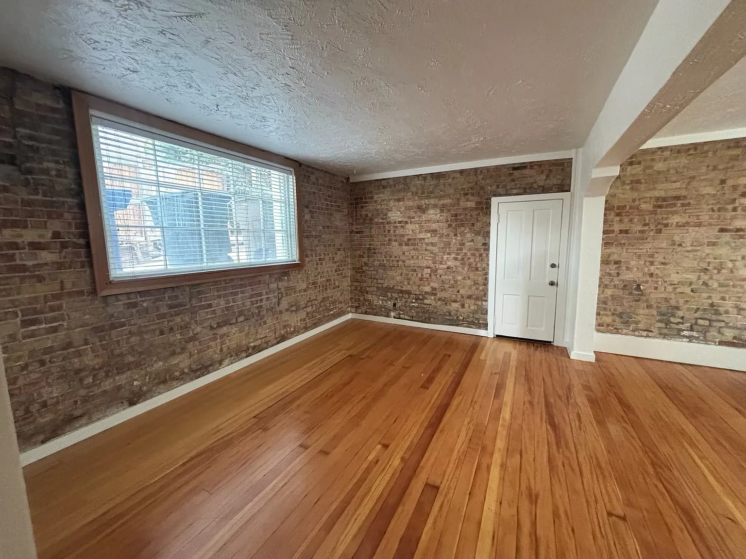 3 bed, 1150 sqft, $2,200 — Photo 2