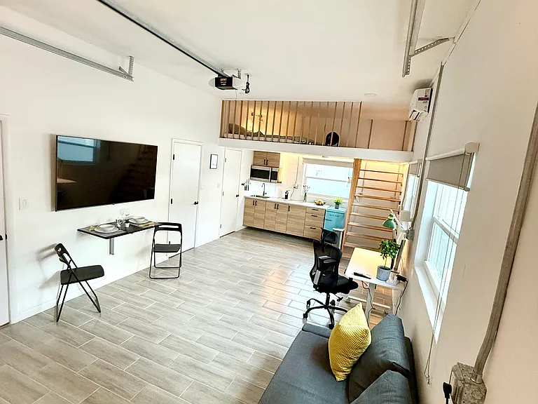 147 42nd Ave NE #3 — Photo 4