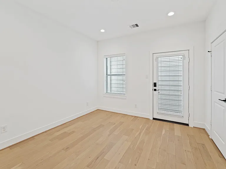 1108 Brooks St — Photo 4