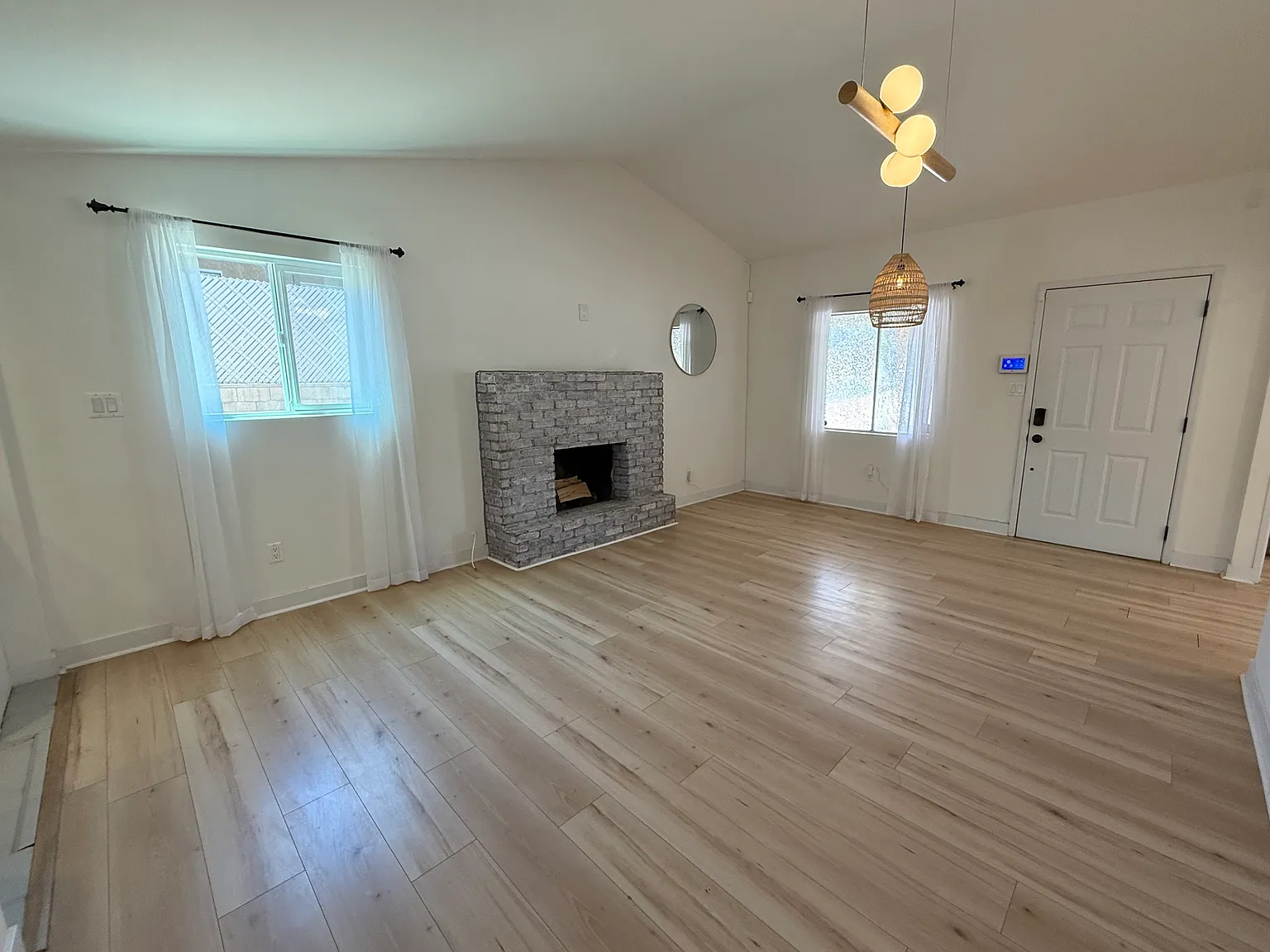 3 bed, 1202 sqft, $2,500 — Photo 2