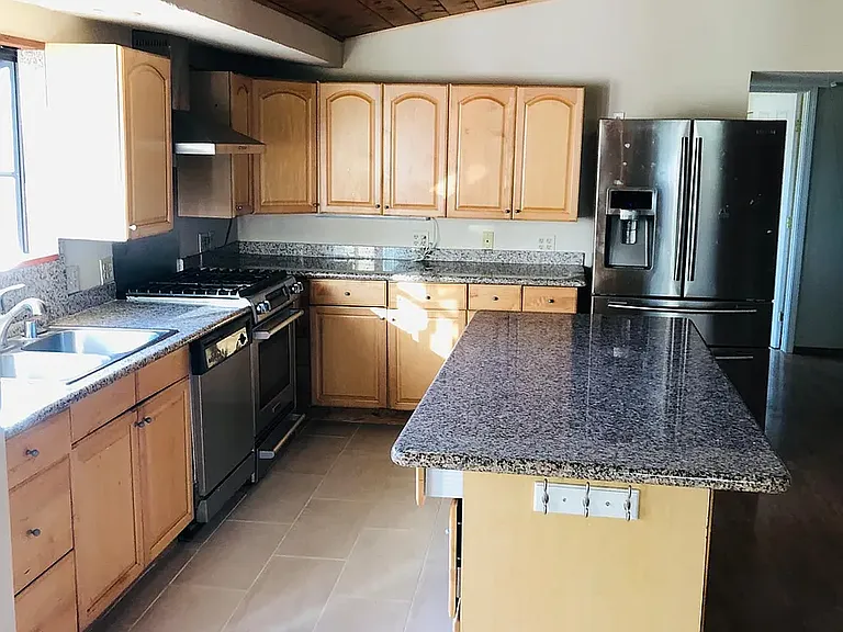 18741 Hanna Dr — Photo 2