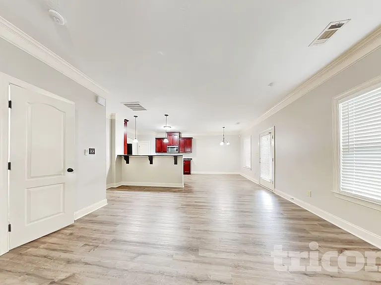 8015 Battle St — Photo 2
