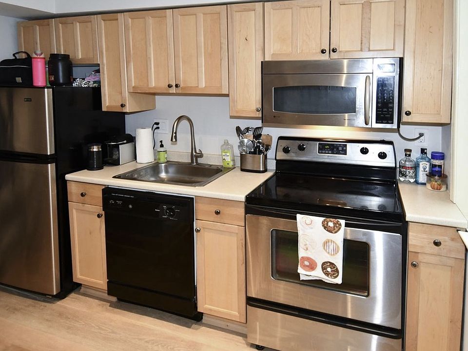 Shaker Cabinets with Newer Full-Size Appliances
