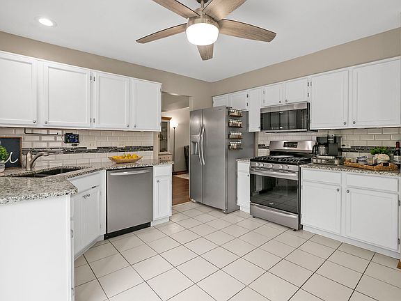 5th image of 832 Fox Chase Dr