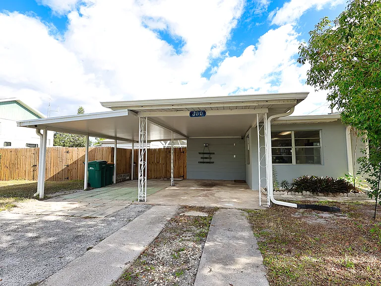 300 Tulip Ln — Photo 31
