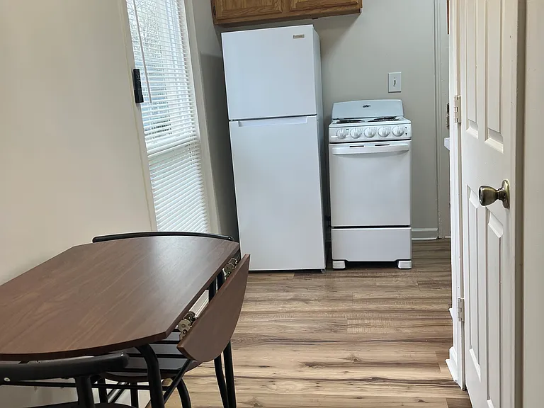 8853 S Seneca St #UPSTAIRS EFFICIENCY — Photo 4
