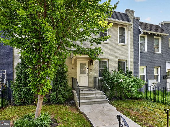 3rd image of 1109 Holbrook Ter NE APT 1