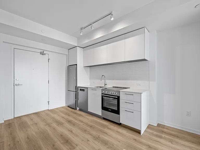 101 Roehampton Ave — Photo 93