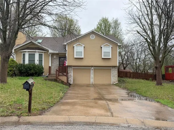 1304 Huntington Cir, Greenwood, MO 64034