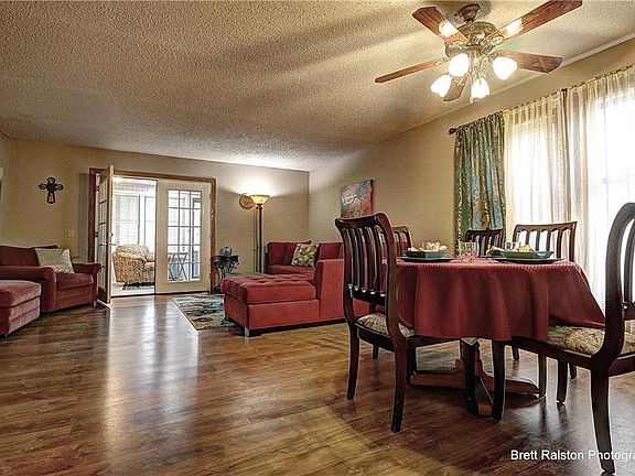 4th image of 10 Melinda Ln