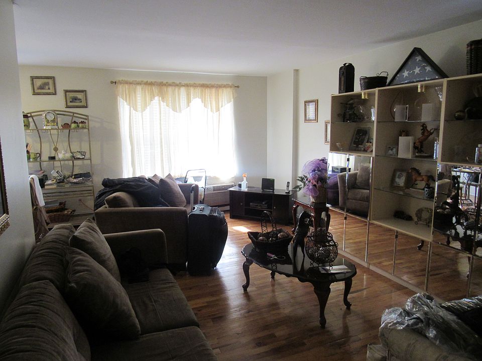 2nd image of 959 E 108th St APT 1D