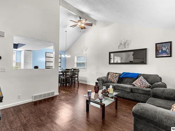 12110 Parker Cir, Omaha, NE 68154
