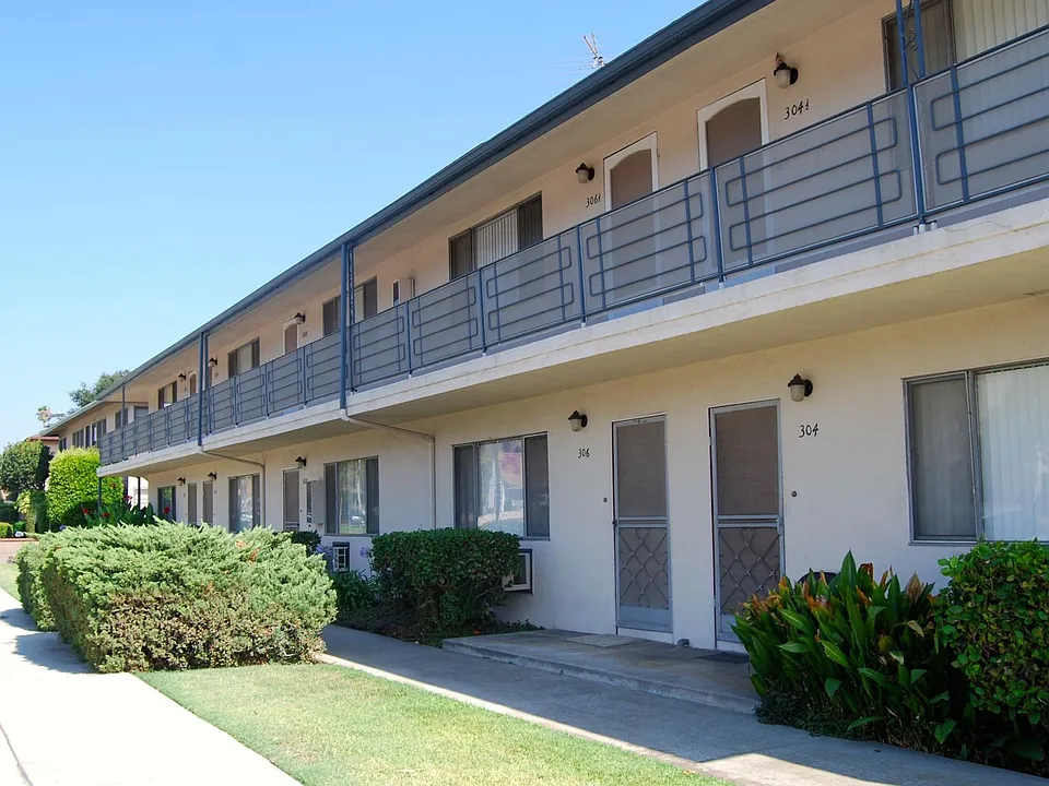 306 E Badillo St