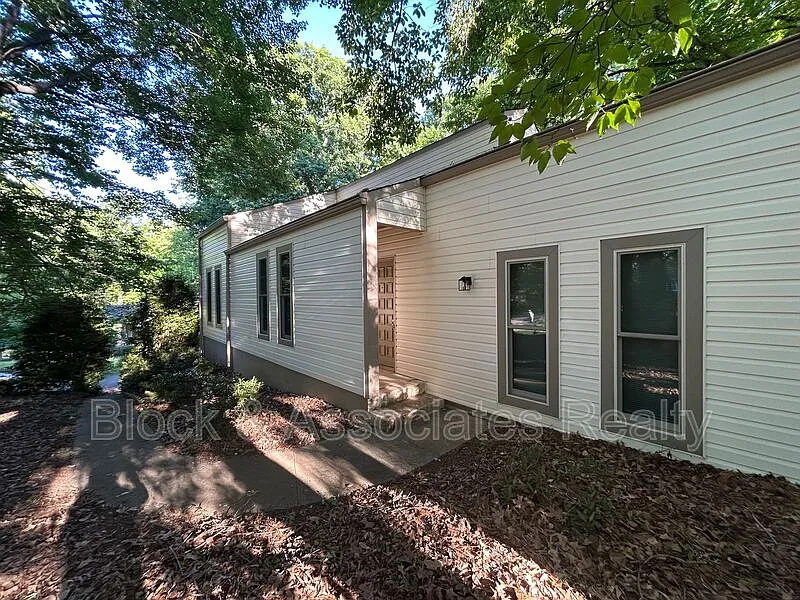 Building Photo - 906 Forestglen Dr