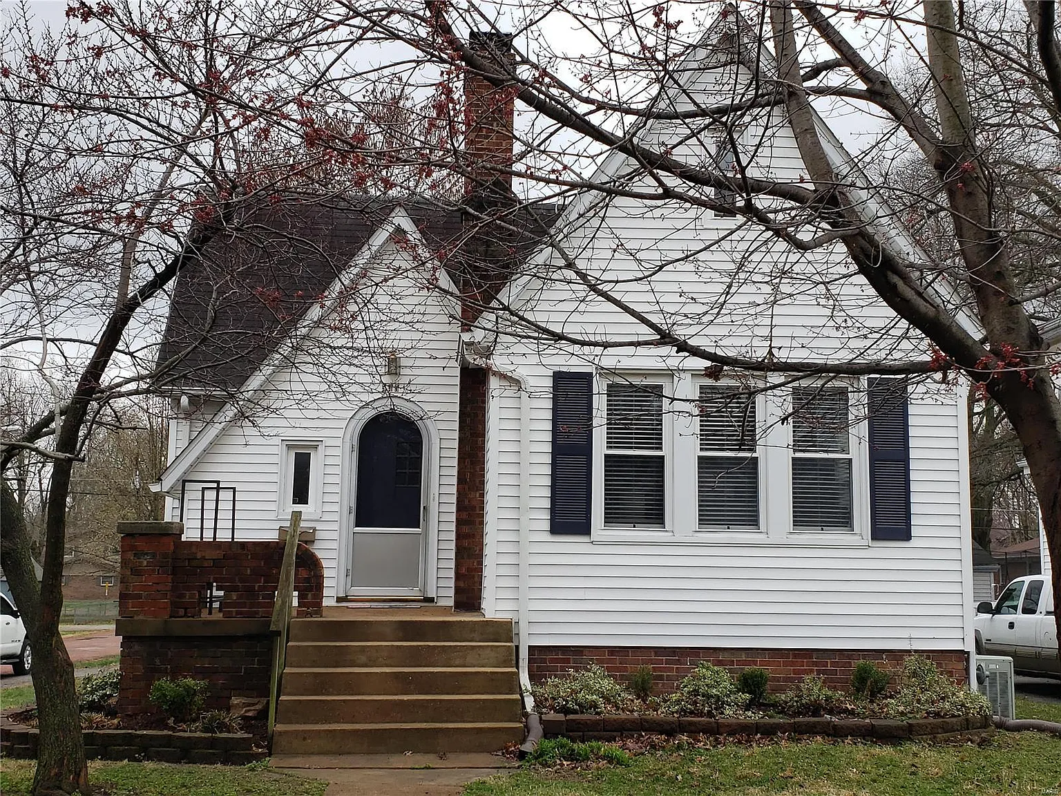 545 S Virginia Ave photo 1