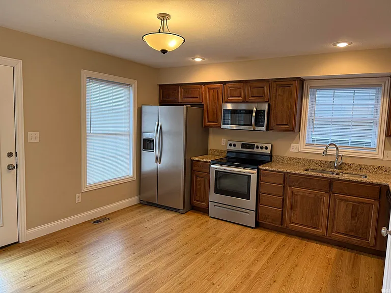 1763 W Victoria Ln — Photo 2