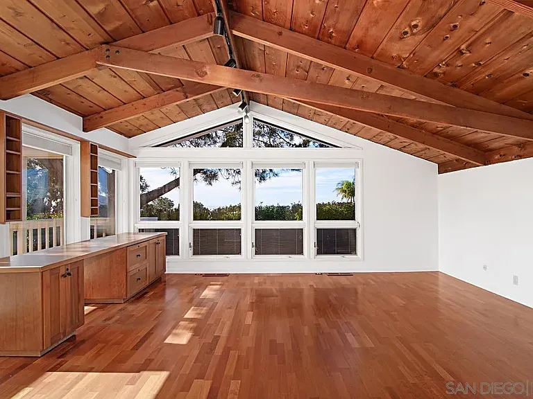 573 Amphitheatre Dr — Photo 17